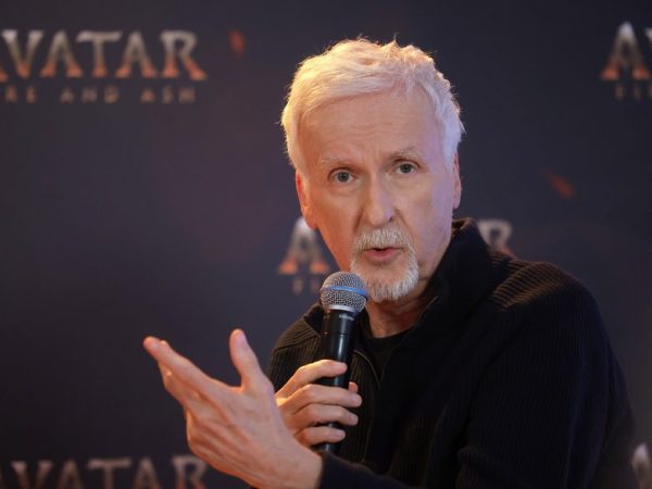 Ο James Cameron αποθεώνει το Hamnet: «Πλάνταξα στο κλάμα και τις δύο φορές που το είδα»
