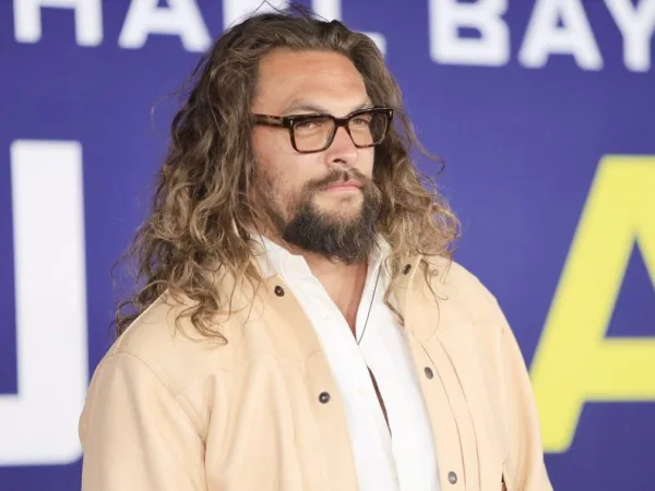 Ο Jason Momoa και ο Ozzy Osbourne σε κοινή εμφάνιση, με αφορμή τη μουσική των Black Sabbath.