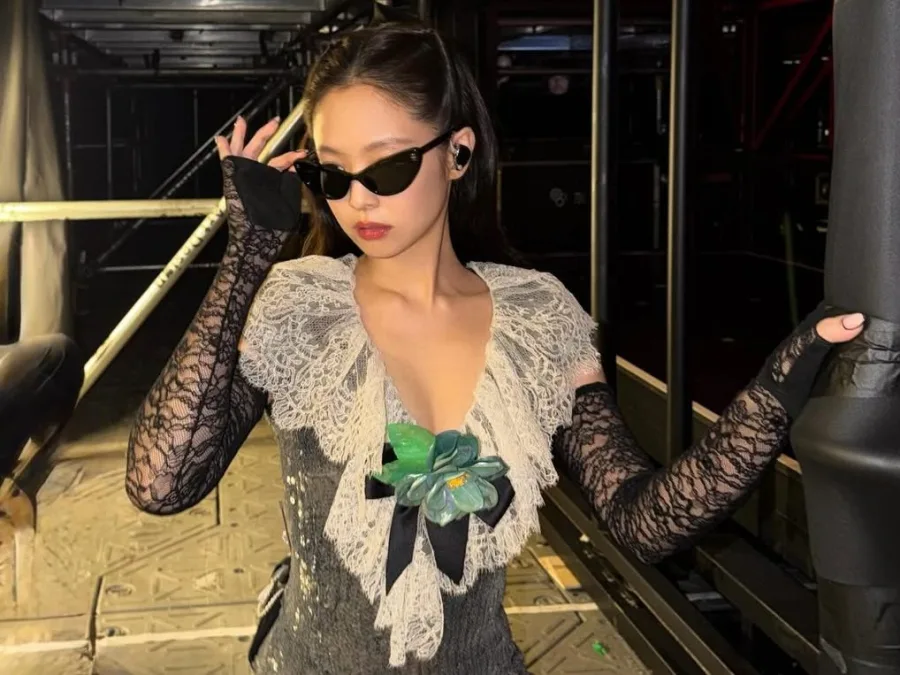 Η JENNIE των BLACKPINK σε φωτογραφία από τον προσωπικό της λογαριασμό στο Instagram για την κυκλοφορία του Dracula.