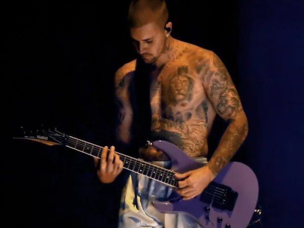 Ο Justin Bieber ημίγυμνος στη σκηνή των βραβείων Grammy 2026 ερμηνεύοντας το τραγούδι Yukon.