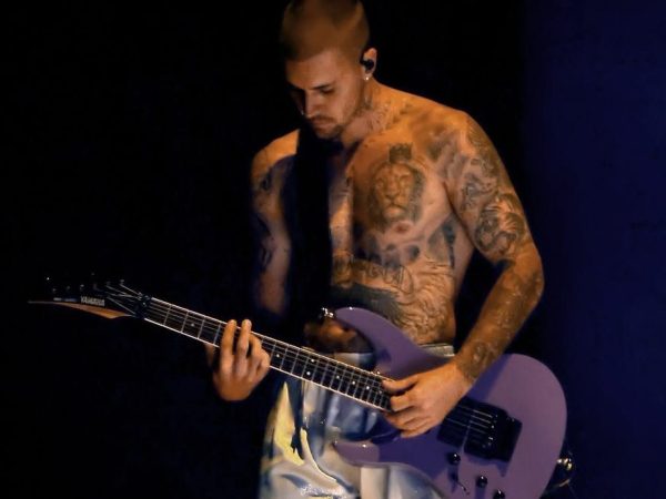 Ο Justin Bieber επέστρεψε… ημίγυμνος στη σκηνή των Grammy 2026 μετά από 4 χρόνια
