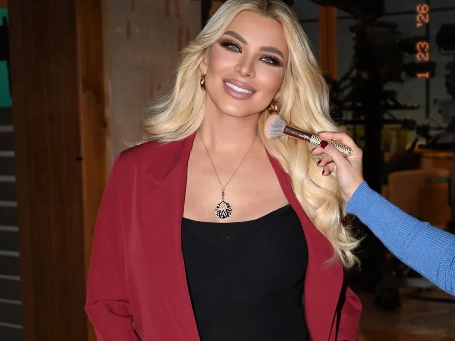 Η Κατερίνα Καινούργιου ετοιμάζεται για την εκπομπή της, ενώ αποκαλύπτει ποιος θα την αντικαταστήσει όταν γεννήσει.