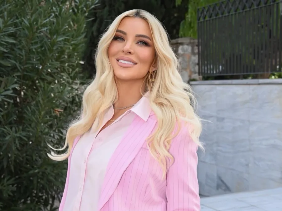 Η Κατερίνα Καινούργιου αποκαλύπτει τα κιλά της στον ένατο μήνα εγκυμοσύνης φορώντας ένα ροζ σακάκι.