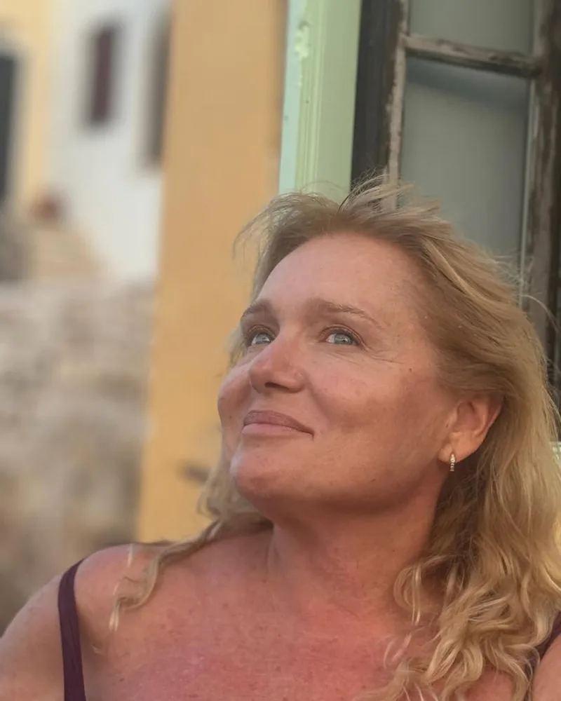 Η Μαρία Καβογιάννη στη σκηνή με την Άννα Βίσση τραγουδώντας το I Will Survive.