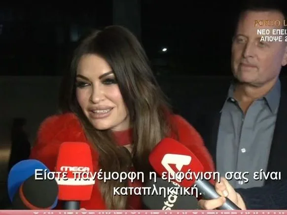 Η Κίμπερλι Γκίλφοϊλ μιλάει σε δημοσιογράφους.