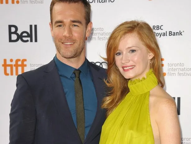 Ο ηθοποιός James Van Der Beek με τη σύζυγό του Kimberly Van Der Beek σε επίσημη εμφάνιση.