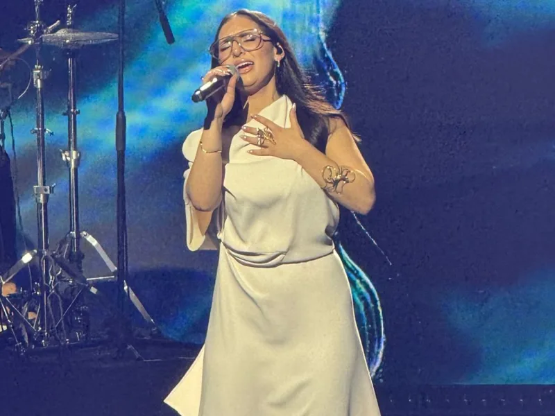 Η τραγουδίστρια ερμηνεύει στη σκηνή του Sing for Greece 2026, παρουσιάζοντας τα highlights του Α’ Ημιτελικού.