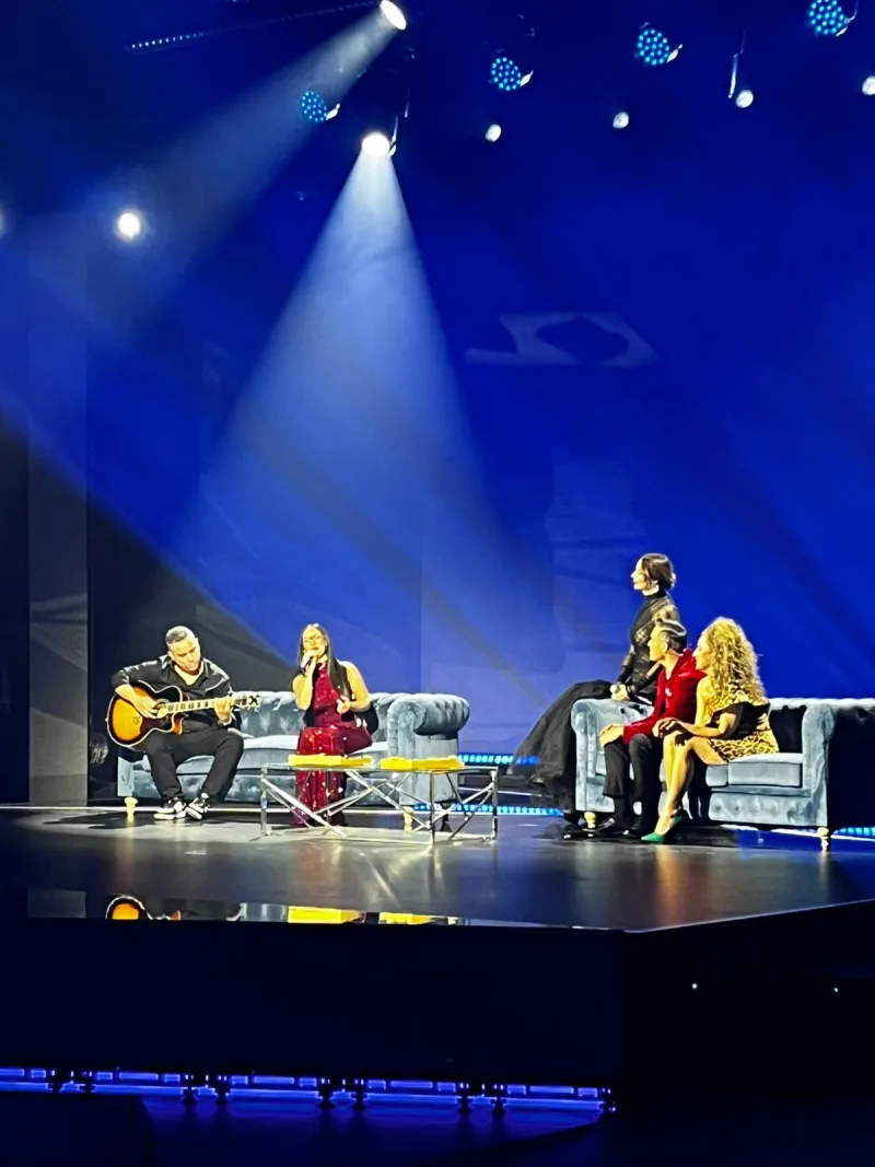 Η έναρξη του Sing for Greece 2026 στον Μεγάλο Τελικό με καλλιτέχνες επί σκηνής και αφιέρωμα στη Eurovision.