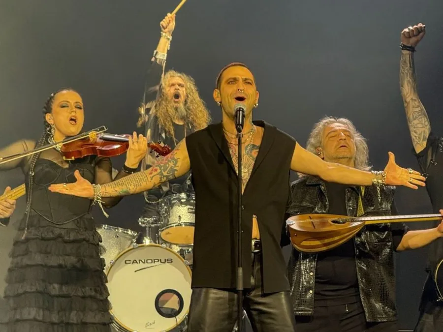 Οι Koza Mostra στη σκηνή του Sing for Greece 2026.