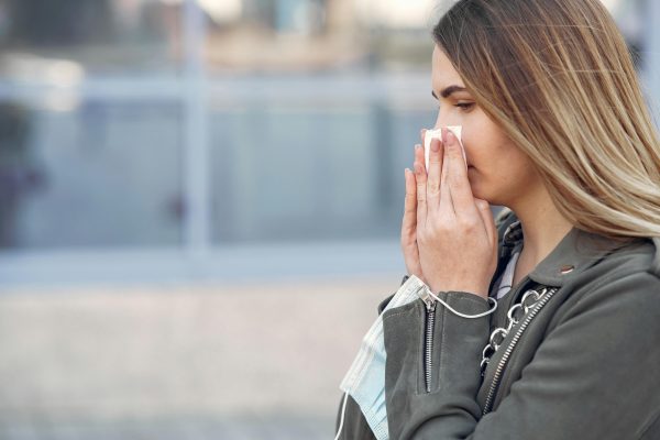 7 μύθοι για το κρυολόγημα που όλοι πιστεύουμε αλλά είναι λάθος