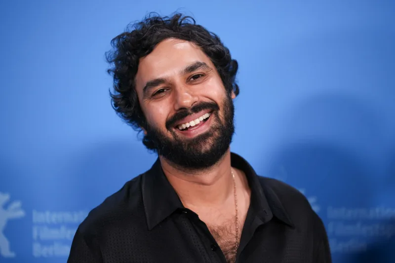 Ο ηθοποιός Kunal Nayyar από τη σειρά The Big Bang Theory σε επίσημη εμφάνιση.
