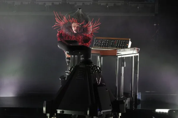 Η Lady Gaga με εντυπωσιακή εμφάνιση στα Grammy με το Abracadabra, δίπλα σε ένα synthesizer Roland.