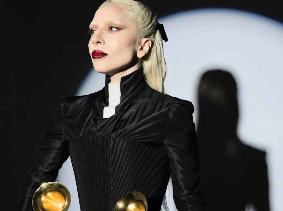 Η Lady Gaga ποζάρει με τα βραβεία Grammy 2026 σε φωτογραφία από τον προσωπικό της λογαριασμό στο Instagram.