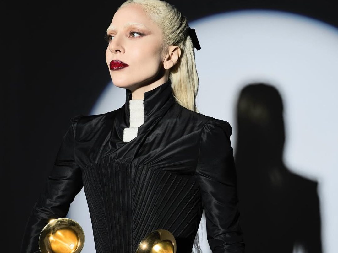 Η Lady Gaga ποζάρει με τα Grammy και εκφράζει δημόσια την ευγνωμοσύνη της