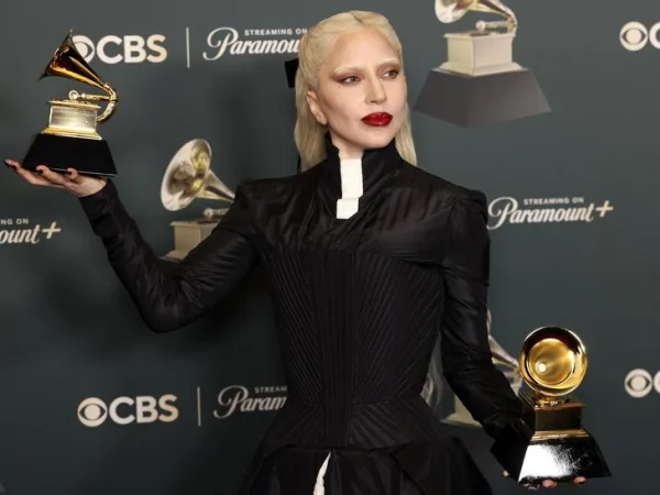 Η Lady Gaga με δύο βραβεία Grammy, φορώντας ένα εντυπωσιακό μαύρο φόρεμα, μετά τη μαγική της εμφάνιση.