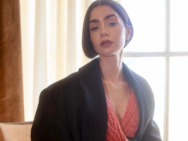 Lily Collins: Το μαύρο μανικιούρ που επαναπροσδιορίζει την πολυτέλεια