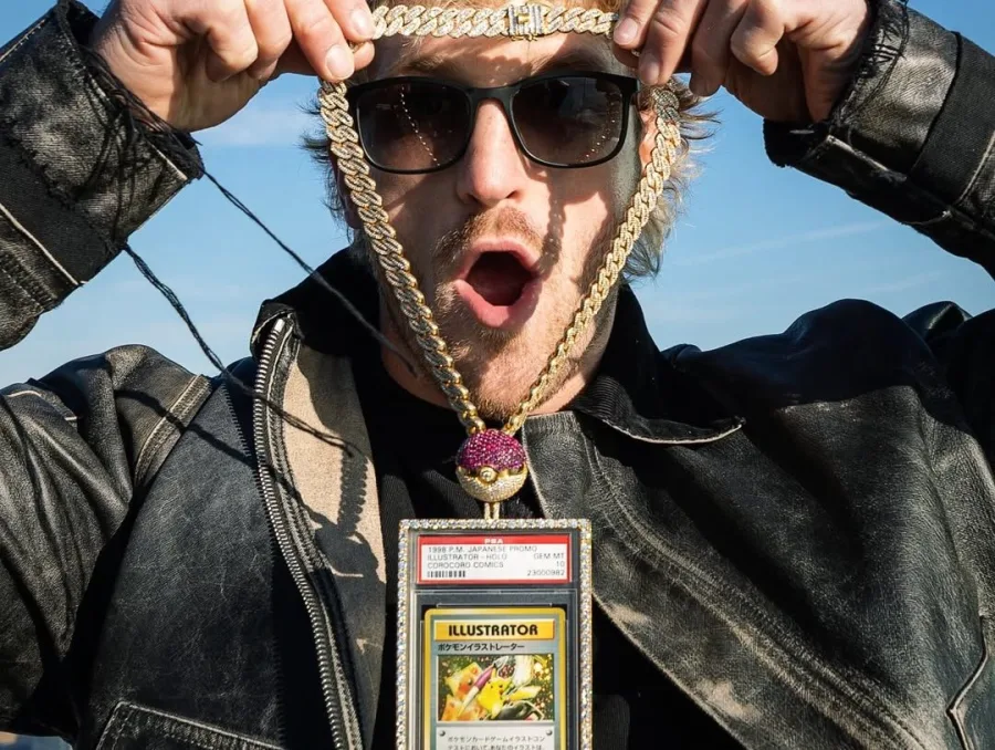 Ο Logan Paul ποζάρει για το Instagram με αφορμή την πώληση της σπάνιας κάρτας Pokémon Pikachu Illustrator.