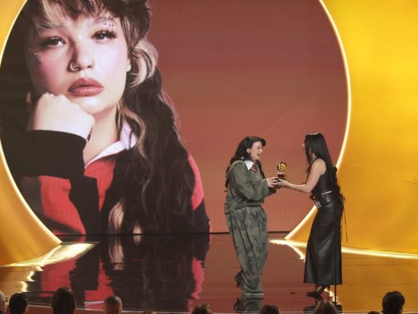 Η Lola Young γράφει ιστορία στα Grammy 2026 με το Messy