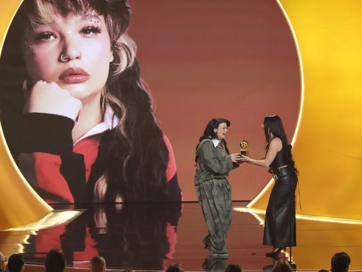 Η Lola Young στα βραβεία Grammy 2026 για τη βράβευση του άλμπουμ Messy.