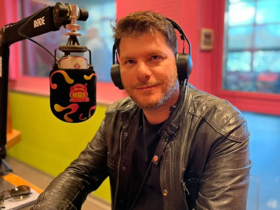 Ο Λούκας Γιώρκας στο στούντιο του Mad Radio 106,2.