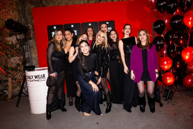 Ομάδα γυναικών σε εκδήλωση της MAC Cosmetics στην Αθήνα.