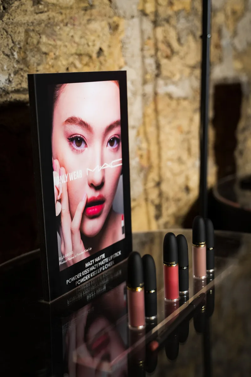 Προωθητικό σταντ και κραγιόν M·A·C Cosmetics σε εκδήλωση ομορφιάς.