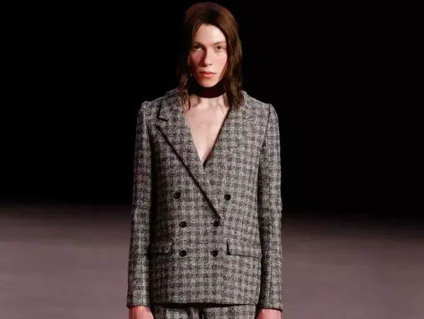 SS 26: Ο Marc Jacobs επιστρέφει στον μινιμαλισμό των 90’s, αφήνοντας πίσω τους όγκους