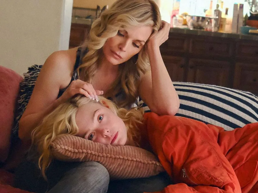 Η Michelle Pfeiffer και η Elle Fanning σε σκηνή από τη σειρά Margo’s Got Money Troubles.
