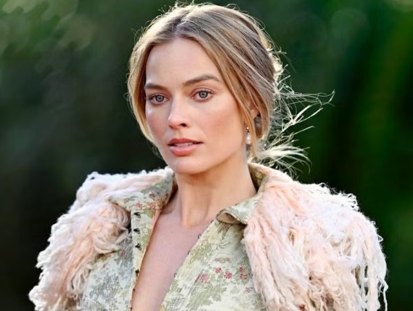 Η Margot Robbie φέρνει στο σήμερα δημιουργία του John Galliano από το 1992
