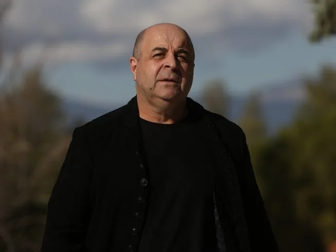 Ο Μάρκος Σεφερλής σε θεατρική παράσταση της Alter Ego Studios.