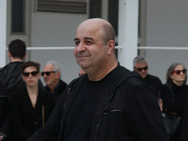 Ο Μάρκος Σεφερλής σε θεατρική παράσταση της Alter Ego Studios.