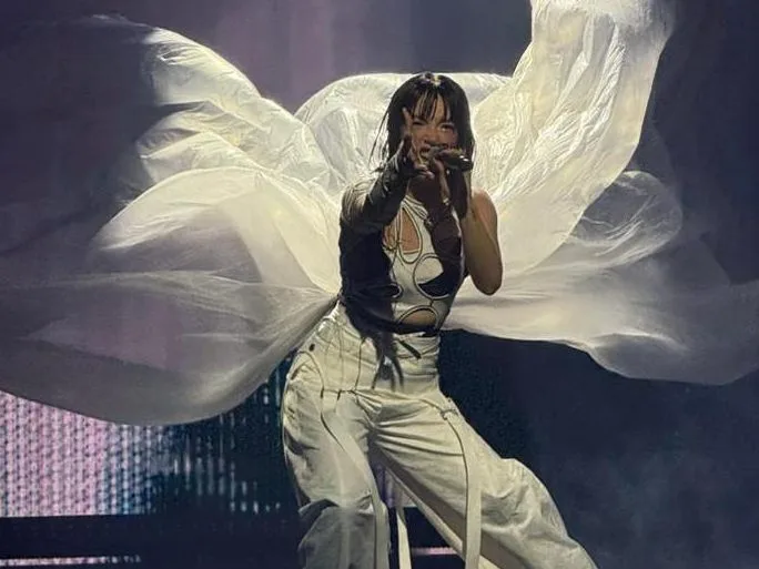 Η Marseaux με εντυπωσιακή εμφάνιση στη σκηνή του Sing for Greece, μιλά για τη συμμετοχή της και τον Akyla.