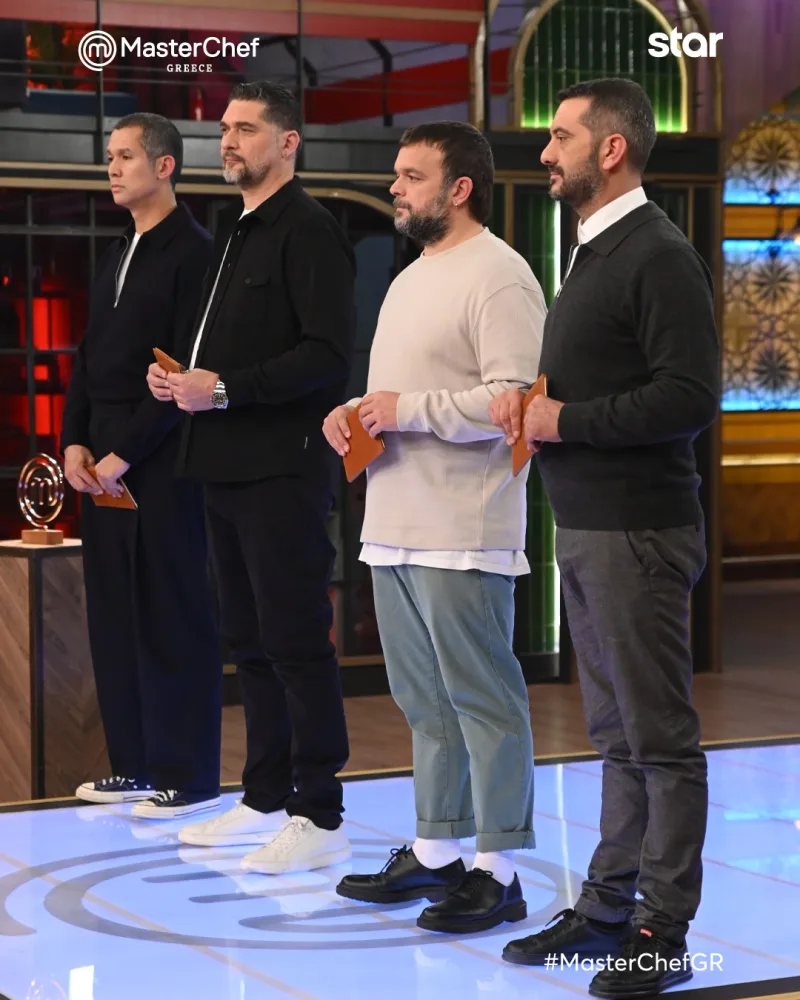 Τέσσερις άνδρες διαγωνιζόμενοι στο MasterChef Greece στέκονται μαζί στην κουζίνα του παιχνιδιού.