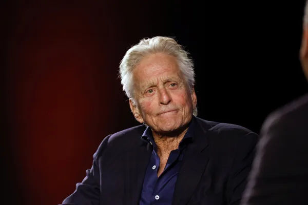 Ο ηθοποιός Michael Douglas σε επίσημη εμφάνιση, με αφορμή την κυκλοφορία των απομνημονευμάτων του.