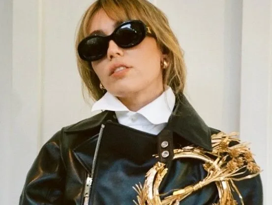 Η Miley Cyrus σε φωτογραφία από το Instagram για την επέτειο 20 χρόνων της σειράς Hannah Montana.