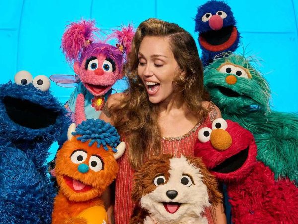 Η Miley Cyrus στο πλευρό του Elmo στη νέα σεζόν του Sesame Street – Δες το trailer