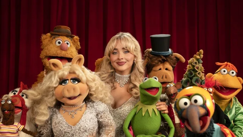 Η Sabrina Carpenter με τη Miss Piggy, τον Kermit και άλλους χαρακτήρες των Muppets σε κόκκινο φόντο.