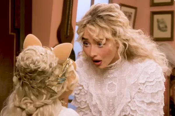 Η Sabrina Carpenter και η Miss Piggy σε κοντινό πλάνο.