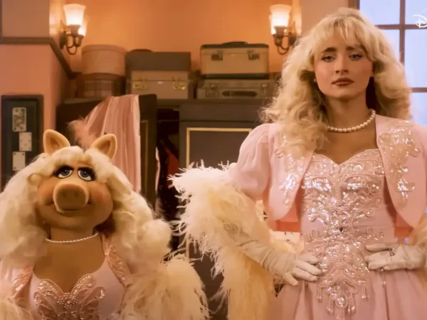 Η Miss Piggy ξεκαθαρίζει τη σχέση της με τη Sabrina Carpenter μετά τη viral σύλληψή της