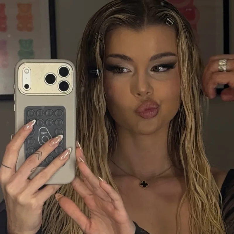 Η influencer με το χαρακτηριστικό μακιγιάζ και τα μαλλιά της, ετοιμάζεται για τα backstage του J2US.