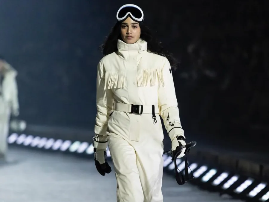Μοντέλο στην πασαρέλα της συλλογής Moncler Grenoble FW26 στο χιονισμένο Aspen με western αναφορές.