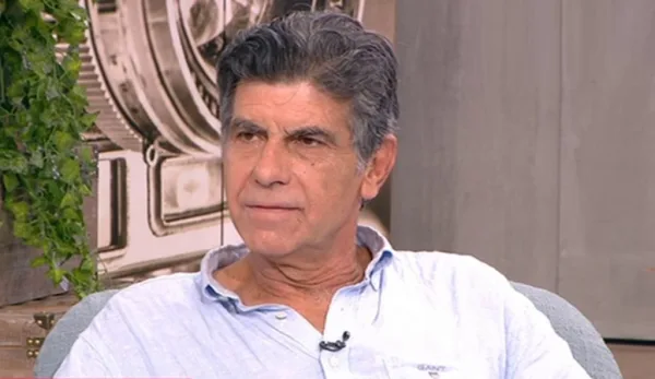 Ο Γιάννης Μπέζος σε τηλεοπτική συνέντευξη.