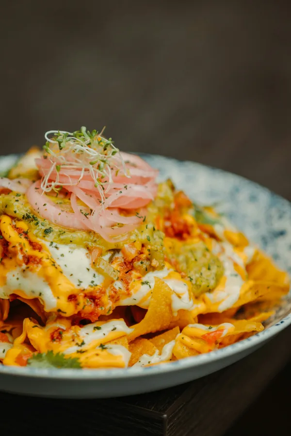 Λαχταριστά nachos σε πιατέλα, ιδανικά για game day στο σπίτι και παρέα.