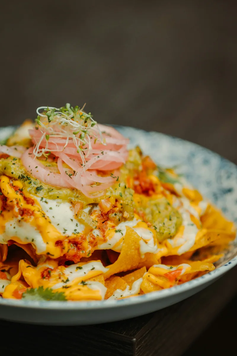 Λαχταριστά nachos σε πιατέλα, ιδανικά για game day στο σπίτι και παρέα.
