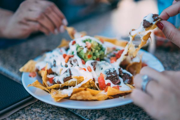 Game Day στο σπίτι; Αυτή η συνταγή με nachos γίνεται σε 30 λεπτά και με λίγα υλικά