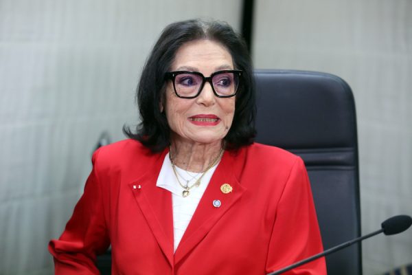 Η Νάνα Μούσχουρη με κόκκινο σακάκι και γυαλιά, βραβεύτηκε στα γαλλικά Grammys από τον Νίκο Αλιάγα.