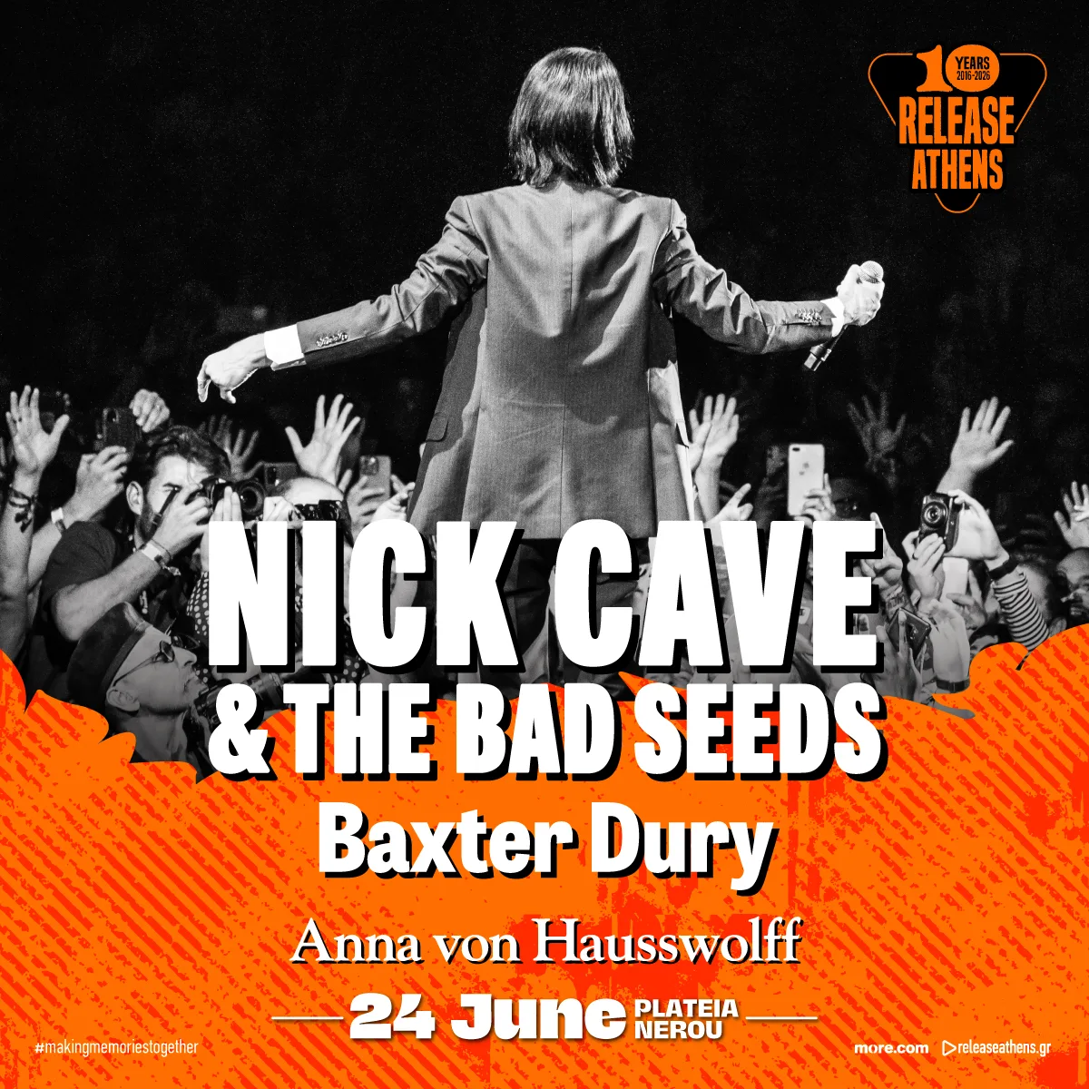 Ο Nick Cave στη σκηνή με πλάτη στο κοινό σε ασπρόμαυρη αφίσα του Release Athens.