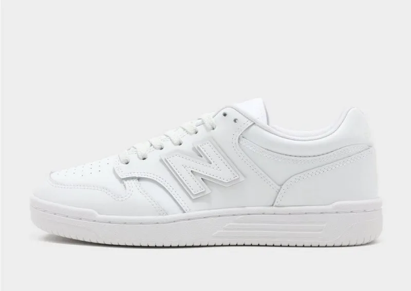 Λευκά αθλητικά παπούτσια New Balance με το χαρακτηριστικό "N" λογότυπο, ιδανικά για να αντιγράψεις το στυλ του Bad Bunny.