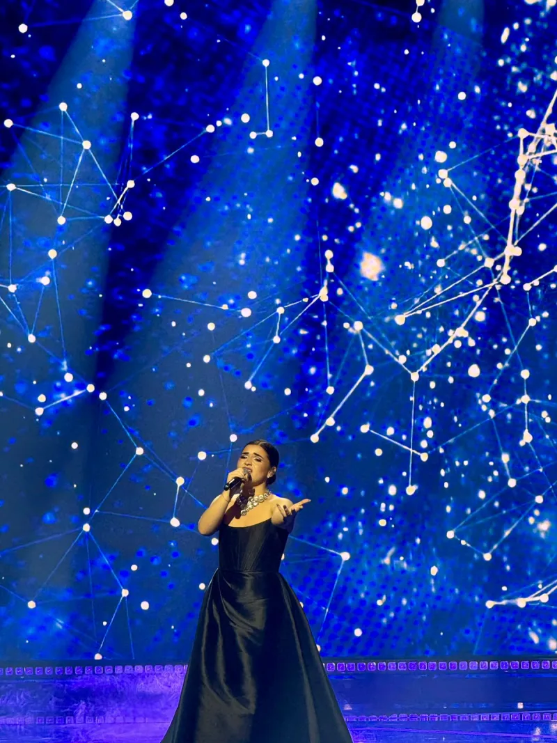 Η Niya με αισθαντική ερμηνεία στο Sing for Greece 2026, φορώντας μια εντυπωσιακή μαύρη τουαλέτα και κοσμήματα.