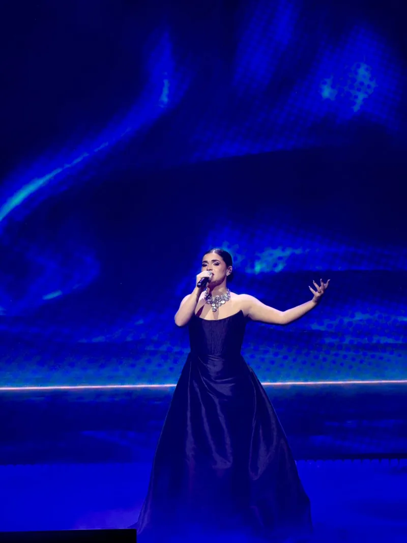Η Niya με αισθαντική ερμηνεία στο Sing for Greece 2026, φορώντας ένα εντυπωσιακό σκούρο φόρεμα και λαμπερά κοσμήματα.